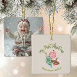 Minimal Baby första jul Kön Neutral Julgransprydnad Keramik<br><div class="desc">Minsta könsneutrala baby i första jul-personligen håller ornament med foto på baksidan. Skapat från en hand plockade vismisk julprydnad. Originalkonst av Leslie Larson.</div>