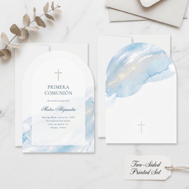Minimal blå akvarell spansk första kommunion inbjudningar (Elegant Arched Primera Comunión Invitation - Blue & Gold)