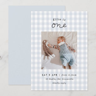 Minimal blå gingham foto 1-års födelsedagsinbjudan inbjudningar