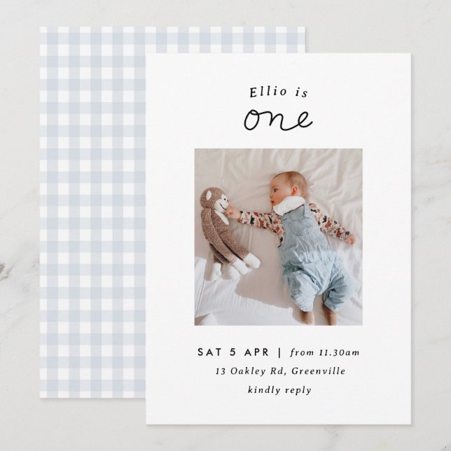 Minimal Blå Gingham Foto 1-års Födelsedagsinbjudan Inbjudningar (Fram/baksida)