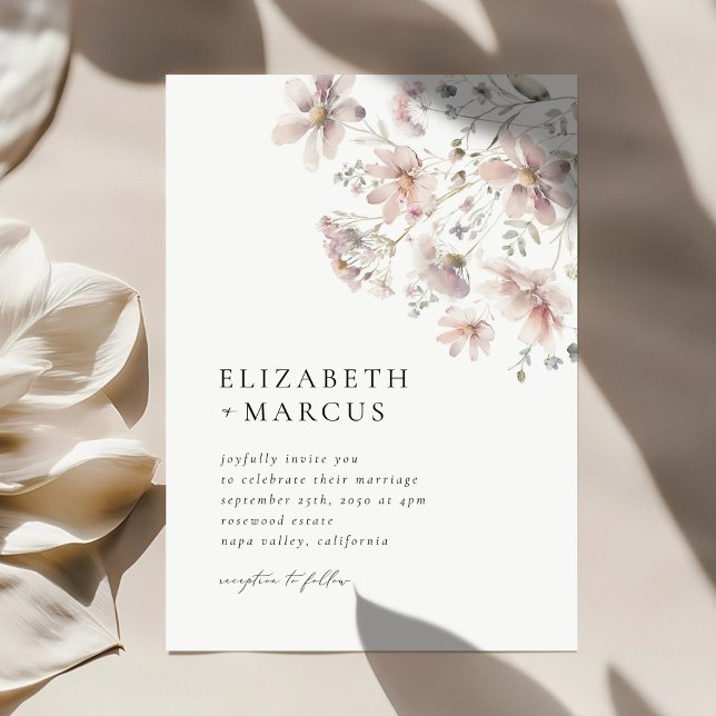 Minimal Boho Bröllopsinbjudan med Vild Blush Blomm Inbjudningar (Blush wildflower wedding invitation with elegant serif typography and soft floral corner design)