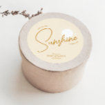 Minimal Boho Sunshine Beige Baby Shower Tack Runt Klistermärke<br><div class="desc">Öka din babydusch med vår minimala solskensdusch för barn tack vare den klassiska runda klistermärket, som gifter sig med vintage med contemporary. Den här lätta konstruktionen är gjord för båda gender och exuderar bohemiska vibes. Den har en gult-guld sol-motiv mot en bakgrund av jordtoner för sotning. Dess chic och minimala...</div>