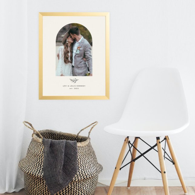 Minimal Bröllopsfamilj med Grönska Fototryck (A minimal wedding print with greenery leaves and simply typography and boho arch photo.)