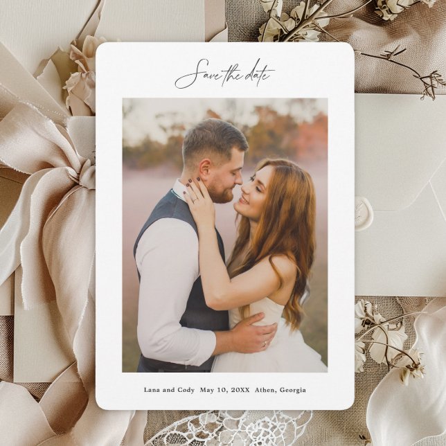 Minimal Bröllopsfotografi med Handstilat Tryck Spara Datumet (Simple handwritten photo wedding save the date.)