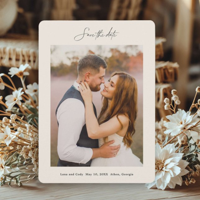 Minimal Bröllopsfotografi med Handstilat Tryck Spara Datumet (Minimal hand-lettered photo wedding save the date card.)