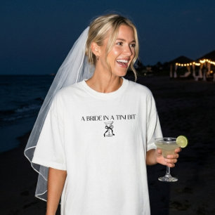 Minimal "Brud i en liten bit" Bow Martini Bröllop T Shirt