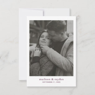 Minimal Chic Burgundy Vin Monogram Photo Bröllop Tack Kort