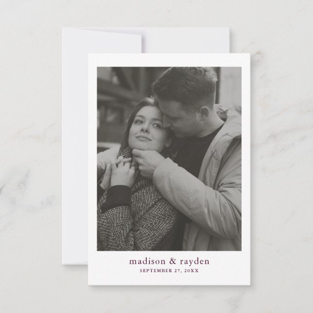 Minimal Chic Burgundy Vin Monogram Photo Bröllop Tack Kort (Framsida)