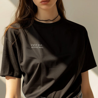 Minimal citat "Digital Soul, Analog Tårar" Kvinnor T Shirt