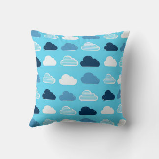 Minimal Clouds Pattern – Blue Sky Vibes Kudde