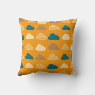 Minimal Clouds Pattern – Orange Sky Vibes Kudde