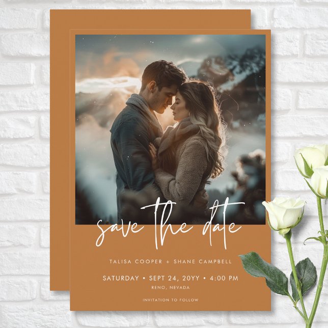 Minimal dammbränd Orange Modern foto Bröllop Spara Datumet (Minimal Dusty Burnt Orange Modern Photo Wedding Save The Date)
