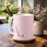 Minimal design med ett jättebra, modernt Monogram  Kaffemugg<br><div class="desc">Neutralt rosa och ro färg med ett modernt serif-teckensnitt för ditt monogram eller annan text. Bakgrunden färg och texten kan ändras om du klickar på det avancerade färg-området. Om teckningen fortfarande behöver justeras klickar du på knappen Anpassa den här. Detta kommer att föra dig till ett designområde där du kan...</div>