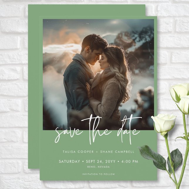 Minimal Dusty Sage Grönt Modern Photo Bröllop Spara Datumet (Minimal Dusty Sage Green Modern Photo Wedding Save The Date)