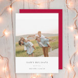 Minimal Elegant Enkel julfamilj Foto Red Julkort<br><div class="desc">Ett minsta bildkort av snyggt med klassisk typografi "Glad helg" i svart på en ren, enkel, minimalistisk vit helgdag och en röd rik färg på motsatt sida. Fotot, Julhälsningar och namn kan enkelt anpassas för personlig beröring. En enkel, minimalistisk och contemporary julklapp som utmärker den här julhelgen! Bilden som visas...</div>