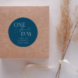 Minimal en mer-dagars Bröllop-repetitionsstek Runt Klistermärke<br><div class="desc">Minimalistisk bröllop-repetitionsmiddag gynnar dekaler med typografiktext som säger "ytterligare en dag". Bakgrunden är teal.</div>