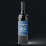 Minimal enkel Blue Menorah Candles Lycklig Hanukka Vinflaska Etikett<br><div class="desc">Om du behöver ytterligare anpassningar kan du kontakta mig på yellowfebstudio@gmail.com.</div>