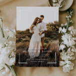 Minimal enkel modern typ 2-foto Bröllop Inbjudningar<br><div class="desc">Minimal enkel Modern Type Two Photo Wedding-inbjudan har ett känsligt hörn ram,  med stora foton utfallna på framsidan och baksidan i fullt.</div>