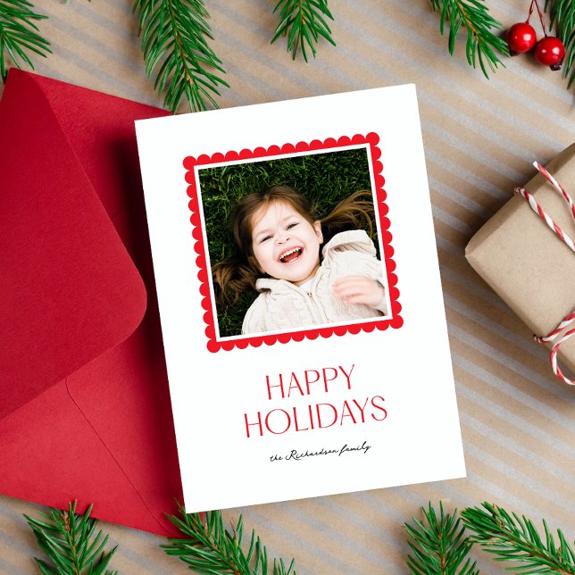 Minimal enkel Red Scallop Glad helg Photo Julkort (A simple and minimal happy holidays photo card with a red scallop border and classic type.)