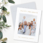 Minimal enkel vit | Julfamiljens foto Helg Vykort<br><div class="desc">Enkelt, snyggt, trendigets helgdag-vykort med modernt, minimalt typografiskt citat "Glad helg" i guld på en ren, vit bakgrund med halvgenomskinliga mjuka grått-överdimensionerade bild-hörn. Namn, år och hälsning kan lätt anpassas för personlig kontakt. En elegant, ett minimalistiskt och contemporary julkort för att stå ut från folkmassan i julhelgen! Bilden som visas...</div>