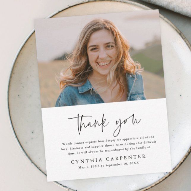 Minimal felfri minnesfoto tack kort (Simple typography black and white photo memorial thank you card.)