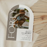 Minimal FORTY Arch Photo 40:e födelsedagen Inbjudningar<br><div class="desc">Gå med oss fira den stora 40:e födelsedagsinbjudan med vår minimala Arch! Med ett enastående bildobjekt av födelsedagsstjärnan,  som är vänt mot en sofistikerad cappuccino-sida rand och accentuerad med en elegant vit "fyrtio"-bokstav. Vår mall för anpassade party gör det till en bryggelse att lägga till din egen personliga beröring.</div>