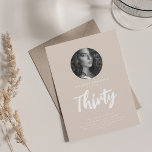 Minimal fotochampagne av 30års födelsedag inbjudningar<br><div class="desc">En elegant "30års födelsedag"-inbjudningsdesign med personlig foto,  modern typografi och anpassningsbar.</div>