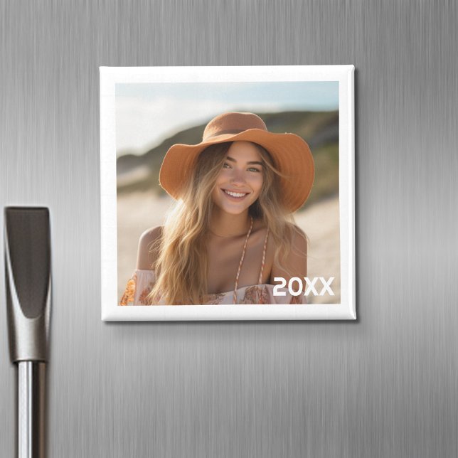 Minimal fotodesign för trendig med år magnet (Personalized fridge magnet with photos and custom text)