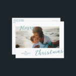 Minimal fotomodern jul helg vykort<br><div class="desc">Modern julvykort med enkel och minimal design med "God jul" i en roligt akvabilt manustypografi som delvis överlappar ditt favoritfoto för landning.</div>