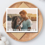 Minimal fototypografi Bröllop spara datum Meddelande Vykort<br><div class="desc">Vänner och familj i inbjudan för att förvara ditt bröllop-datum med den här moderna typografin "bättre tillsammans"-designfotot sparar vykortet för datum. Anpassa med fotot på framsidan och lägg till information på baksidan av kortet.</div>