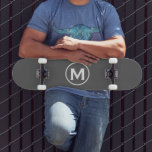 Minimal Grått-monogram Mini Skateboard Bräda 18,5 Cm<br><div class="desc">Ett minimalistiskt monogrammönster med grått- och vit monogramemblem med klassisk blocktypografi initialt på enkel grått-bakgrund.</div>