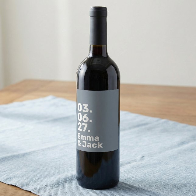 Minimal grey bold modern wedding date and names vinflaska etikett (Minimal grey bold modern wedding date and names wine label)