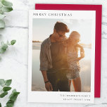 Minimal Jul - enkel, informell modern fotoröd Julkort<br><div class="desc">Ett minsta bildkort av snyggt med klassisk typografi "God jul" i svart på en ren, enkel, minimalistisk vit helgdag och en röd rik färg på motsatt sida. Fotot, Julhälsningar och namn kan enkelt anpassas för personlig beröring. En enkel, minimalistisk och contemporary julklapp som utmärker den här julhelgen! Bilden som visas...</div>