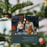 Minimal jul | Foto för Forest Grönt Family Julgransprydnad Keramik<br><div class="desc">En modern helgdag-fotodekoration med en klassisk typografi citerar "helt enkelt med en underbar jultid" med en skiljelinje och namn med en lodräts textorientering i vitt. Mönstret har en mörk grönt av skogar i färg och befinner sig i en skandinavisk utformning av stil. Fotot, hälsning och namn kan enkelt anpassas efter...</div>