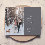 Minimal jul | Scandi Slate Grått Photo Julkort<br><div class="desc">Ett modernt gratulationskort för foto med ett modernt typografiskt citat av snyggt "allt är bra och smart" parad med ett handskrivet skript för din familj namn i vitt med en skifferfunktion grått i färg i en skandinavisk design i stil. Hälsning, namn, år och budskap kan enkelt anpassas för personlig kontakt....</div>