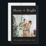 Minimal Julfoto med svart och vit skrivmaskin Julkort<br><div class="desc">En mycket unik och elegant snyggt minimalistisk och modern julkort. Vilket har ett familjefoto med minimalistiskt anpassade fullt. Med vit skrivmaskin kan man skriva merry och bright. Och under den familjen namn och år som kan ändras genom att klicka på personligen. Och längst bak på kortet har vi ett budskap...</div>