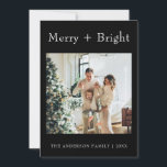 Minimal Julfoto med svart och vit skrivmaskin Julkort<br><div class="desc">En mycket unik och elegant snyggt minimalistisk och modern julkort. Vilket har ett familjefoto med minimalistiskt anpassade fullt. Med vit skrivmaskin kan man skriva merry och bright. Och under den familjen namn och år som kan ändras genom att klicka på personligen. Och längst bak på kortet har vi ett budskap...</div>
