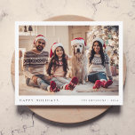 Minimal julfoto | Modern Familj Porträtt Julkort<br><div class="desc">Ett platta gratulationskort för foto i snyggt med klassisk typografi "Glad helg" i svart på en ren, enkel, minimalistisk vit bakgrund med vit gräns. Fotot, namn och hälsning kan enkelt anpassas för personligt bruk. En enkel, minimalistisk och contemporary julklapp som utmärker den här julhelgen! Bilden som visas är endast avsedd...</div>