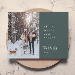 Minimal Julskandinavisk Grönt Foto Julkort<br><div class="desc">Ett modernt gratulationskort för foto i snyggt med ett modernt, minimalt typografiskt citat: "allt är bra och smart", parat med ett handskrivet skript för din familj namn i vitt med en mörk av grönt i skogen i färg i en skandinavisk design i stil. Hälsning, namn, år och budskap kan enkelt...</div>