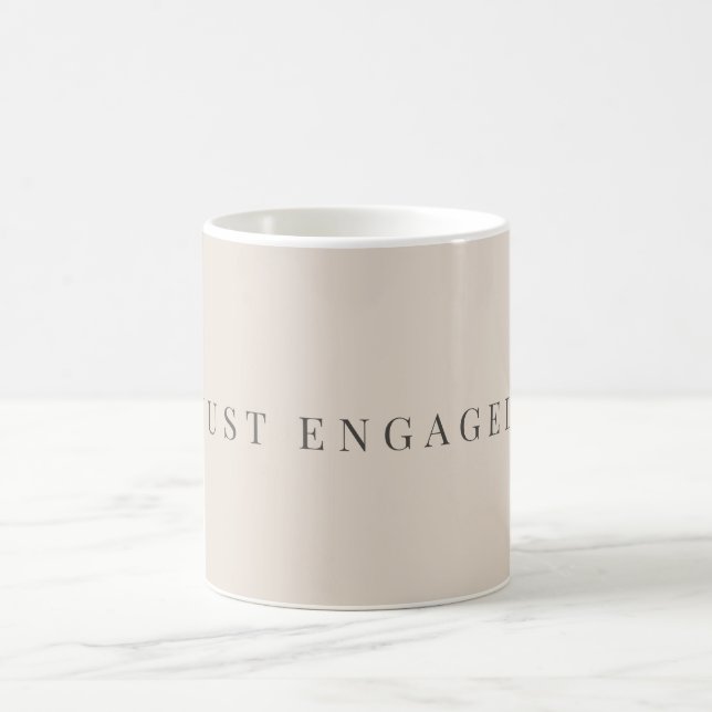 Minimal Just Engaged Mug | Soft Latte Kaffemugg (Center)