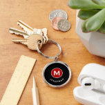 Minimal klassisk monogram svart röd rund silverfärgad nyckelring<br><div class="desc">Minimal,  rundfärgad nyckelkedja med monogrammet har en svart bakgrund med en röd monogrammedallion med och namn i klassisk blocktypografi i vitt för ett enkelt klassiskt professionell.</div>