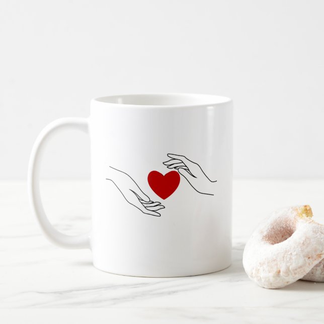 Minimal konst med händer som ger en röd hjärtats k kaffemugg (Med munk)
