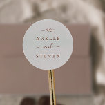Minimal Löv | Boho Cream Bröllop Kuvert Seals Runt Klistermärke<br><div class="desc">Dessa minimala löv boho kräm- och bröllop-kuvertförseglingar är perfekt för en boho bröllop. Utformningen har en ren grey löv silhouette i jordens brända orange på en gräddbakgrund med minimalistisk ökenbohemi stil. Anpassa märket med parets namn.</div>