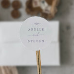 Minimal Löv | Kuvertförseglingar av damm Lila Bröl Runt Klistermärke<br><div class="desc">Dessa minimala löv dammiga lila bröllop-kuvertsälar är perfekt för elegant bröllop. Utformningen har en enkel grey silhouette i lätt laverande lila med klassiskt minimalistiskt stil. Anpassa märket med parets namn.</div>