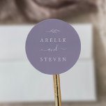 Minimal Löv | Kuvertförseglingar i lavender Bröllo Runt Klistermärke<br><div class="desc">Dessa minimala löv lavender bröllop-kuvertförseglingar är perfekt för en boho bröllop. Utformningen har en enkel grey löv silhouette i pastelllilak lila med minimalistisk bohemisk trädgård stil. Anpassa märket med parets namn.</div>