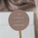 Minimal Löv | Kuvertförseglingar i Neutralt Bröllo Runt Klistermärke<br><div class="desc">Dessa minimala kuvertförseglingar av bröllop i löv är perfekt för en boho bröllop. Utformningen har en ren grön silhuett från löv i en jordfin naturlig ton med en minimalistisk ökenbohemisk stil. Anpassa märket med parets namn.</div>