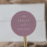 Minimal Löv | Mauve Bröllop Kuvert Seals Runt Klistermärke<br><div class="desc">Dessa minimala kanylförseglingar i bröllop är perfekt för en boho bröllop. Utformningen har en enkel grey löv silhouette i en romantisk lila rosa färg med minimalistisk bohemisk trädgård stil. Anpassa märket med parets namn.</div>