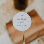 Minimal Löv | Oliv grönt Bröllop-kuvert Runt Klistermärke<br><div class="desc">Dessa minimala kuvertförseglingar i löv oliv grönt bröllop är perfekt för en boho bröllop. Utformningen har en enkel grey löv silhuette på oliv grönt med minimalistisk bergsbohemi stil. Anpassa märket med parets namn.</div>