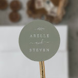 Minimal Löv | Sage Grönt Bröllop kuvert försegling Runt Klistermärke<br><div class="desc">Dessa minimala kuvertförseglingar i grönt bröllop är perfekt för en boho bröllop. Utformningen har en enkel grey löv silhuett i en dammig grönt färg med minimalistisk bergsboho stil. Anpassa märket med parets namn.</div>