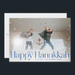 Minimal Lycklig Hanukkah Helgdag Photo Bright Blue Julkort<br><div class="desc">Enkel lycklig hanukah i serif brev med år och familj namnteckning. Lägg till ett eget meddelande eller foton från extra på baksidan.</div>
